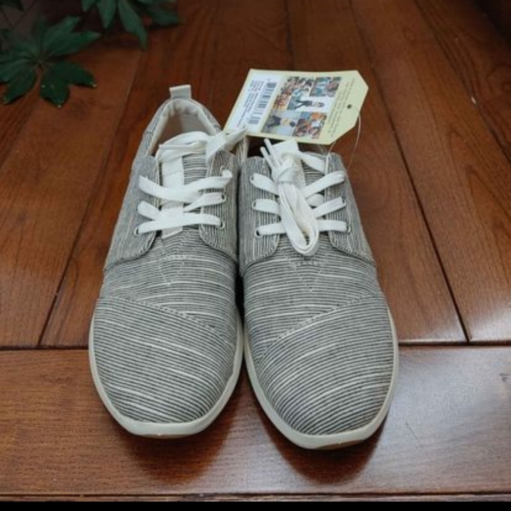 BNWT Tom's shoes ladies sneakers size 7W